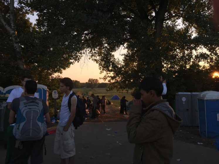 Ásotthalom camp- v pozadí vidíte několik Toi-Toi a naprosto přeplněný jeden ze dvou tamních kontajnerů na odpadky