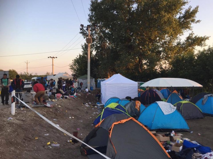 Ásotthalom camp. Velké stany slouží k ošetřování a výdeji jídla a pití